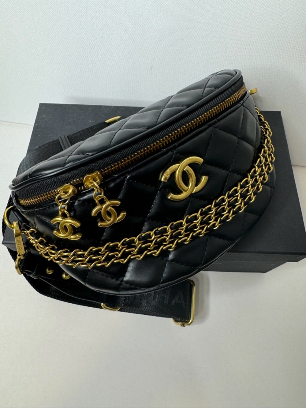 CHANEL MAKEUP BAG GWP - Picture 4 of 10